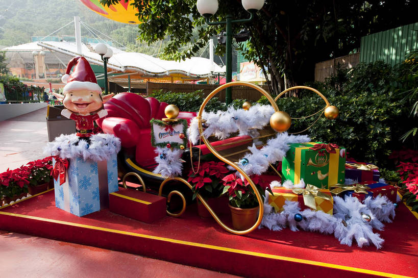 无人,横图,彩色,室外,白天,礼盒,礼物,香港,中国,圣诞节,圣诞老人,节日,图片,现代,喜庆,生活方式,中国文化,繁荣,玩具车,愉快,传统文化,bj174