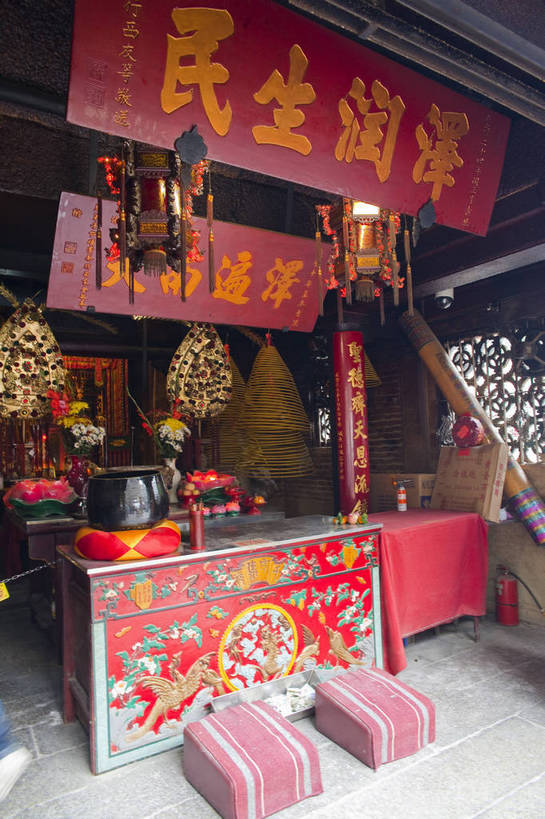 竖图,彩色,室内,白天,旅游,度假,名胜古迹,标志建筑,地标,建筑,澳门,中国,朝拜,遗迹,民俗,图片,建筑群,古典,古迹,文物,娱乐,建设,古建筑,地标建筑,享受,休闲,旅游胜地,放松,烧香,文明,中国文化,古文明,妈祖庙,妈祖阁,旅行,庙,bj174