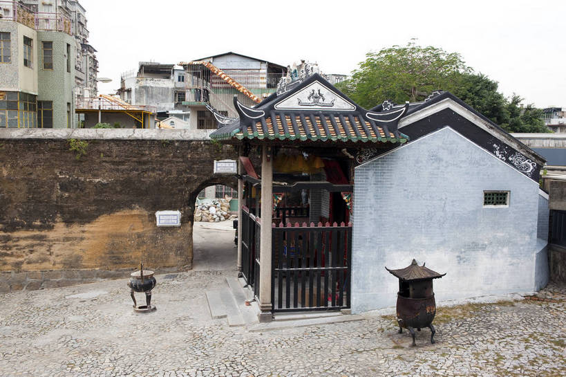 无人,广场,寺庙,横图,彩色,室外,白天,旅游,度假,名胜古迹,标志建筑,地标,建筑,澳门,中国,亚洲,节日,遗迹,民俗,图片,建筑群,古典,燃烧,古迹,文化,文物,娱乐,建设,现代,古建筑,民居,香火,地标建筑,庙宇,祈祷,享受,休闲,健康,旅游胜地,放松,许愿,宗教,信仰,纪念,祈求,文明,中国文化,古文明,东亚,港澳台,中华人民共和国,澳门特别行政区,澳,繁荣,平安,旅行,庙,寺,议事亭前地,bj174