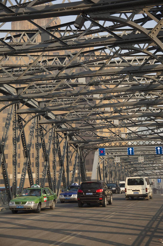 无人,竖图,彩色,室外,白天,旅游,度假,名胜古迹,标志建筑,城市,道路,地标,建筑,汽车,上海,中国,遗迹,图片,建筑群,交通,古典,古迹,文物,娱乐,建设,古建筑,铁桥,地标建筑,享受,休闲,旅游胜地,放松,摄影,都市风光,文明,中国文化,苏州河,外白渡桥,古文明,繁荣,旅行,bj174