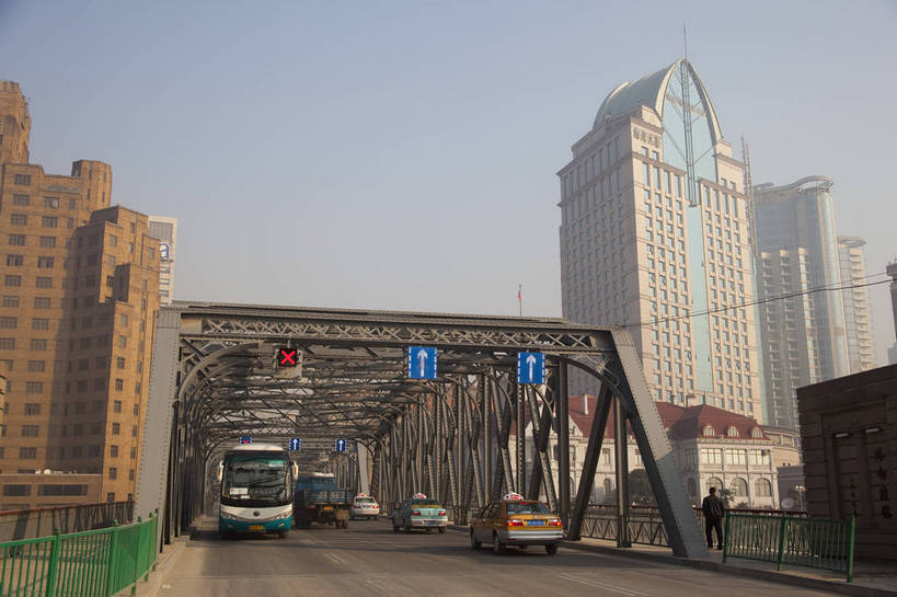 横图,彩色,室外,白天,旅游,度假,名胜古迹,标志建筑,城市,道路,地标,建筑,汽车,上海,中国,遗迹,图片,建筑群,交通,古典,古迹,文物,娱乐,建设,古建筑,铁桥,地标建筑,享受,休闲,旅游胜地,放松,摄影,都市风光,文明,中国文化,苏州河,外白渡桥,古文明,繁荣,旅行,bj174