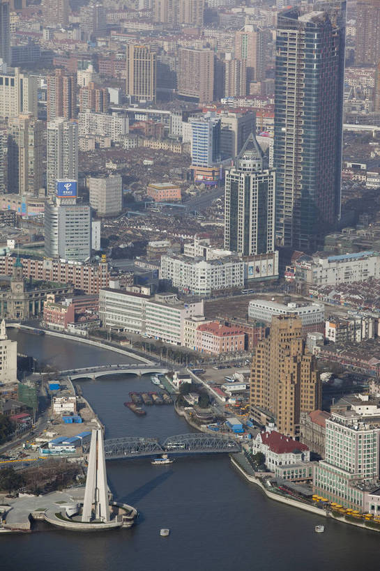 无人,竖图,俯视,彩色,室外,白天,旅游,度假,办公楼,名胜古迹,标志建筑,城市,地标,建筑,上海,中国,遗迹,图片,建筑群,古迹,文物,娱乐,建设,现代,古建筑,黄浦江,现代建筑,地标建筑,外滩,享受,休闲,旅游胜地,摩天大厦,放松,摄影,鸟瞰,都市风光,文明,中国文化,金融中心,浦西,外白渡桥,古文明,繁荣,旅行,bj174