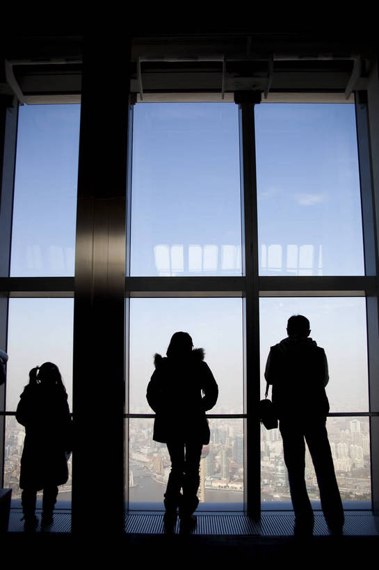 三个人,竖图,俯视,彩色,室内,白天,旅游,度假,办公楼,名胜古迹,标志建筑,城市,地标,建筑,上海,中国,游客,眺望,遗迹,图片,窗口,建筑群,古迹,文物,娱乐,建设,现代,东方明珠,古建筑,黄浦江,金茂大厦,浦东,现代建筑,地标建筑,外滩,享受,休闲,背影,旅游胜地,摩天大厦,放松,摄影,鸟瞰,都市风光,文明,中国文化,金融中心,古文明,繁荣,旅行,bj174