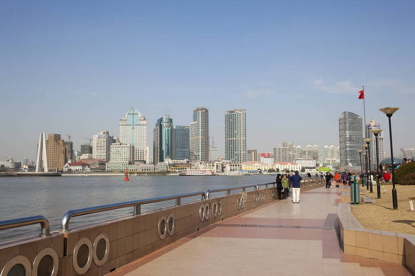 横图,彩色,室外,白天,旅游,度假,办公楼,名胜古迹,标志建筑,城市,地标,建筑,国旗,上海,中国,遗迹,图片,建筑群,古迹,文物,娱乐,红旗,建设,现代,古建筑,黄浦江,现代建筑,地标建筑,外滩,享受,休闲,旅游胜地,摩天大厦,放松,摄影,都市风光,文明,中国文化,金融中心,浦西,古文明,滨江大道,繁荣,旅行,bj174