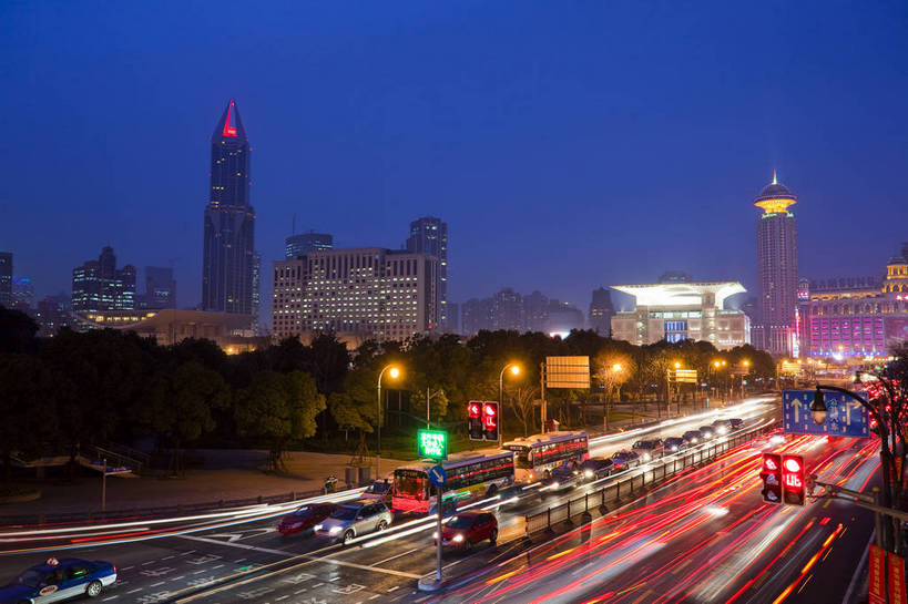 无人,横图,彩色,室外,旅游,度假,办公楼,名胜古迹,标志建筑,城市,道路,地标,建筑,夜景,上海,中国,遗迹,图片,建筑群,车流,交通,古迹,文物,娱乐,建设,现代,古建筑,现代建筑,地标建筑,享受,休闲,旅游胜地,摩天大厦,放松,摄影,都市风光,文明,中国文化,古文明,延安路,灯火辉煌,繁荣,旅行,快速路,bj174