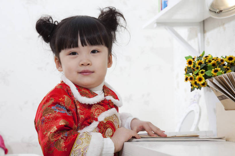 东方人,婴儿,儿童,五官,脸,手,头发,一个人,家庭,微笑,横图,彩色,室内,侧面,民族服装,纯洁,书房,北京,中国,春节,新年,亚洲,学习,传统服饰,节日,造型,图片,书桌,小孩,小女孩,红色,黑色,休闲,健康,舒服,温暖,温馨,喜庆,一家人,家居,可爱,童年,童趣,姿势,摄影,活泼,生活方式,动作,和睦,毛发,宝宝,气氛,居室,纯真,烂漫,无邪,羊角辫,无忧无虑,伶俐,天真,女孩,中国人,孩子,坐着,半身,愉快,唐装,融洽,传统文化,bj174