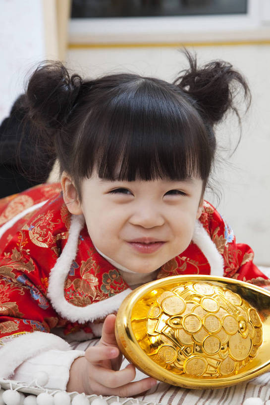 东方人,婴儿,儿童,五官,脸,手,头发,一个人,家庭,微笑,竖图,彩色,室内,正面,民族服装,纯洁,儿童房,卧室,北京,中国,春节,新年,亚洲,传统服饰,节日,造型,图片,小孩,小女孩,红色,黑色,工艺品,趴着,休闲,健康,舒服,温暖,温馨,喜庆,一家人,家居,可爱,童年,童趣,姿势,摄影,金元宝,活泼,生活方式,动作,和睦,毛发,宝宝,气氛,居室,纯真,烂漫,无邪,羊角辫,无忧无虑,伶俐,天真,女孩,中国人,孩子,半身,愉快,唐装,融洽,传统文化,bj174