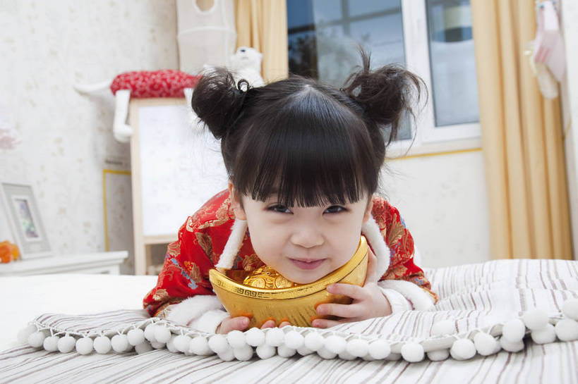 东方人,婴儿,儿童,五官,脸,手,头发,一个人,家庭,微笑,横图,彩色,室内,正面,民族服装,纯洁,儿童房,卧室,北京,中国,春节,新年,亚洲,传统服饰,节日,造型,图片,小孩,小女孩,红色,黑色,工艺品,趴着,休闲,健康,舒服,温暖,温馨,喜庆,一家人,家居,可爱,童年,童趣,姿势,摄影,金元宝,活泼,生活方式,动作,和睦,毛发,宝宝,气氛,居室,纯真,烂漫,无邪,羊角辫,无忧无虑,伶俐,天真,女孩,中国人,孩子,半身,愉快,唐装,融洽,传统文化,bj174