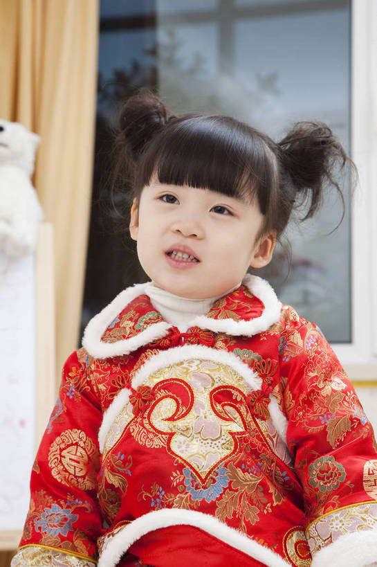 东方人,婴儿,儿童,五官,脸,手,头发,一个人,家庭,微笑,竖图,彩色,室内,正面,民族服装,纯洁,儿童房,卧室,北京,中国,春节,新年,亚洲,传统服饰,节日,造型,图片,小孩,小女孩,红色,黑色,站着,休闲,健康,舒服,温暖,温馨,喜庆,一家人,家居,可爱,童年,童趣,姿势,摄影,活泼,生活方式,动作,和睦,毛发,宝宝,气氛,居室,纯真,烂漫,无邪,羊角辫,无忧无虑,伶俐,天真,女孩,中国人,孩子,半身,愉快,唐装,融洽,传统文化,bj174