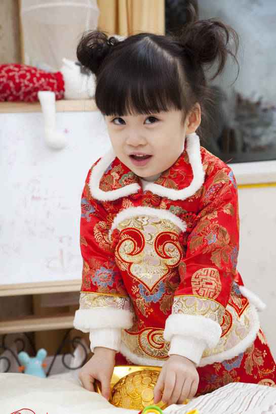 东方人,婴儿,儿童,五官,脸,手,头发,一个人,家庭,笑,竖图,彩色,室内,正面,民族服装,纯洁,儿童房,卧室,北京,中国,春节,新年,亚洲,传统服饰,节日,造型,图片,小孩,小女孩,红色,黑色,工艺品,站着,休闲,健康,舒服,温暖,温馨,喜庆,一家人,家居,可爱,童年,童趣,姿势,摄影,金元宝,活泼,生活方式,动作,和睦,毛发,宝宝,气氛,居室,纯真,烂漫,无邪,羊角辫,无忧无虑,伶俐,天真,女孩,中国人,孩子,半身,愉快,唐装,融洽,传统文化,bj174