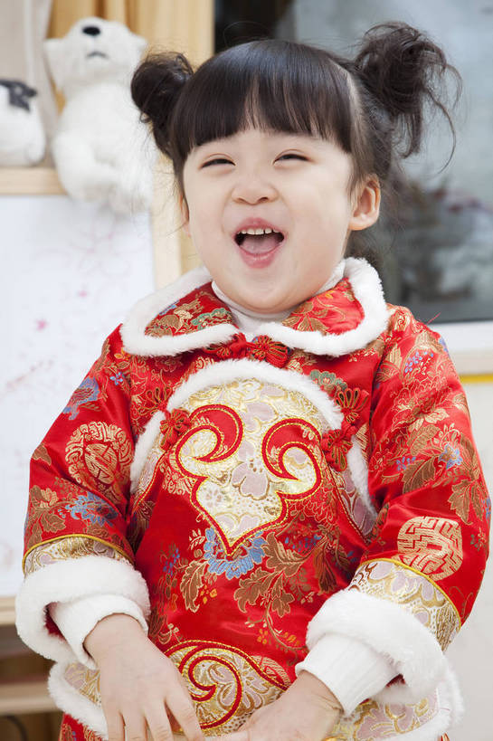 东方人,婴儿,儿童,五官,脸,手,头发,一个人,家庭,笑,竖图,彩色,室内,正面,民族服装,纯洁,儿童房,卧室,北京,中国,春节,新年,亚洲,传统服饰,节日,造型,图片,小孩,小女孩,红色,黑色,站着,休闲,健康,舒服,温暖,温馨,喜庆,一家人,家居,可爱,童年,童趣,姿势,摄影,活泼,生活方式,动作,和睦,毛发,宝宝,气氛,居室,纯真,烂漫,无邪,羊角辫,无忧无虑,伶俐,天真,女孩,中国人,孩子,半身,愉快,唐装,融洽,传统文化,bj174