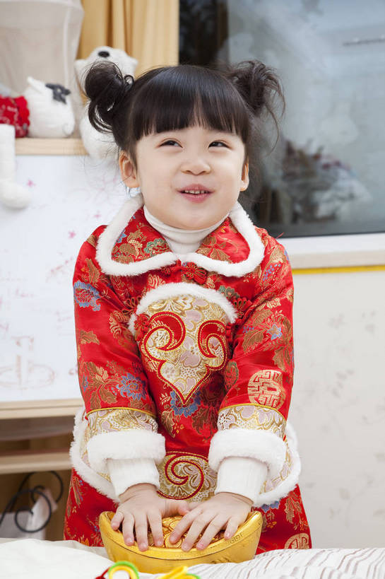 东方人,婴儿,儿童,五官,脸,手,头发,一个人,家庭,笑,竖图,彩色,室内,正面,民族服装,纯洁,儿童房,卧室,北京,中国,春节,新年,亚洲,传统服饰,节日,造型,图片,小孩,小女孩,红色,黑色,工艺品,站着,休闲,健康,舒服,温暖,温馨,喜庆,一家人,家居,可爱,童年,童趣,姿势,摄影,金元宝,活泼,生活方式,动作,和睦,毛发,宝宝,气氛,居室,纯真,烂漫,无邪,羊角辫,无忧无虑,伶俐,天真,女孩,中国人,孩子,半身,愉快,唐装,融洽,传统文化,bj174