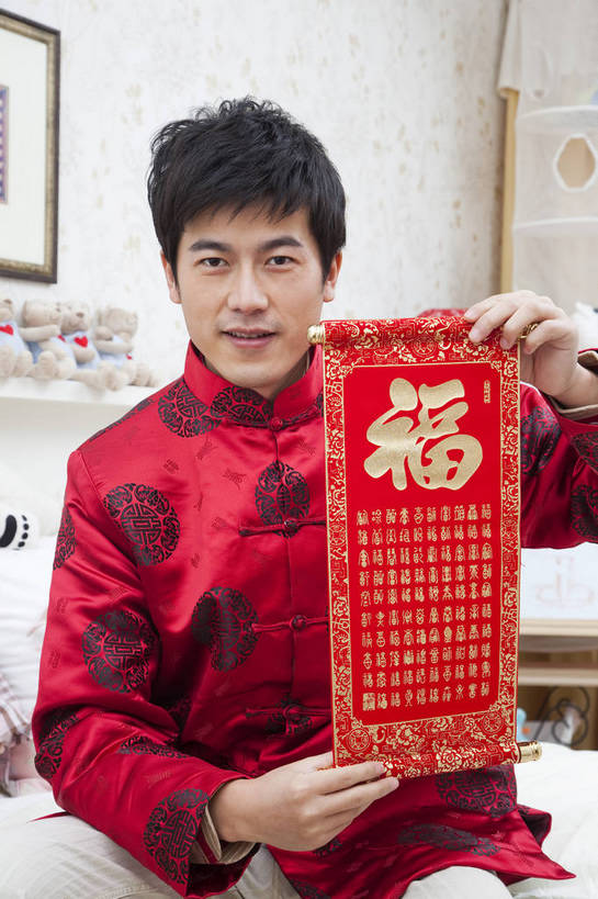 东方人,中年人,五官,脸,头发,一个人,家庭,父亲,笑,竖图,彩色,室内,正面,民族服装,卧室,北京,中国,春节,新年,亚洲,传统服饰,节日,书法,图片,红色,黑色,休闲,健康,舒服,温暖,温馨,喜庆,一家人,家居,摄影,生活方式,和睦,毛发,气氛,居室,男人,中国人,年轻人,坐着,半身,愉快,福字帖,唐装,融洽,传统文化,bj174