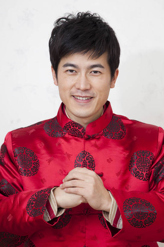 东方人,中年人,五官,脸,头发,一个人,家庭,父亲,笑,竖图,彩色,室内,正面,民族服装,北京,中国,春节,新年,亚洲,传统服饰,节日,图片,红色,黑色,站着,休闲,健康,舒服,温暖,温馨,喜庆,一家人,家居,抱拳,摄影,生活方式,和睦,毛发,气氛,居室,拱手,行礼,男人,中国人,年轻人,半身,愉快,唐装,融洽,传统文化,bj174