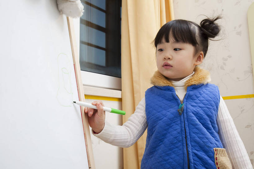 东方人,婴儿,儿童,五官,脸,头发,一个人,家庭,微笑,横图,彩色,室内,侧面,纯洁,书房,北京,中国,亚洲,图片,休闲装,小孩,小女孩,黑色,白板,休闲,健康,舒服,温暖,温馨,一家人,彩笔,家居,可爱,童年,童趣,摄影,活泼,生活方式,和睦,毛发,宝宝,气氛,居室,纯真,烂漫,无邪,羊角辫,无忧无虑,伶俐,天真,女孩,中国人,孩子,画画,坐着,半身,愉快,融洽,bj174