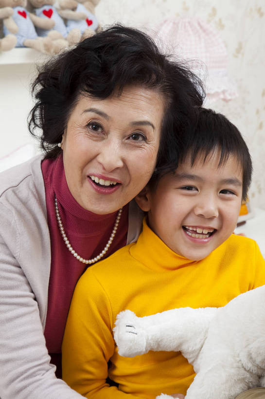 东方人,儿童,老年人,五官,脸,头发,两个人,家庭,祖母,站,笑,竖图,彩色,室内,正面,纯洁,儿童房,卧室,北京,中国,亚洲,图片,休闲装,老人,小孩,黑色,玩具熊,站着,休闲,健康,舒服,温暖,温馨,一家人,家居,可爱,童年,童趣,摄影,生活方式,奶奶,照顾,和睦,毛发,气氛,居室,无忧无虑,天真,男孩,男人,男性,女人,中国人,孩子,玩耍,站立,坐着,半身,爱,愉快,融洽,男生,bj174