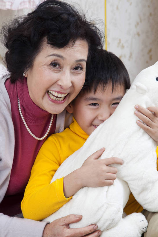 东方人,儿童,老年人,五官,脸,头发,两个人,家庭,祖母,站,笑,竖图,彩色,室内,正面,纯洁,儿童房,卧室,北京,中国,亚洲,图片,休闲装,老人,小孩,黑色,玩具熊,站着,休闲,健康,舒服,温暖,温馨,一家人,家居,可爱,童年,童趣,摄影,生活方式,奶奶,照顾,和睦,毛发,气氛,居室,无忧无虑,天真,男孩,男人,男性,女人,中国人,孩子,玩耍,站立,坐着,半身,爱,愉快,融洽,男生,bj174