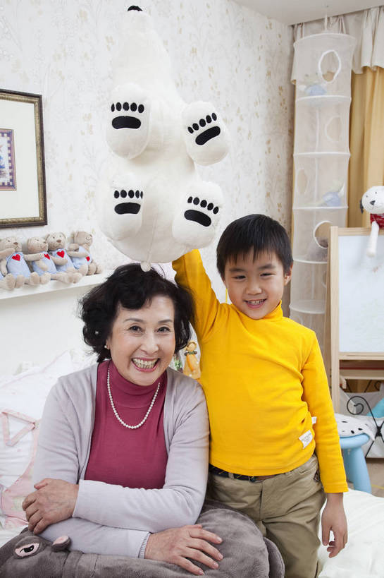 东方人,儿童,老年人,五官,脸,头发,两个人,家庭,祖母,站,笑,竖图,彩色,室内,正面,纯洁,儿童房,卧室,北京,中国,亚洲,图片,休闲装,老人,小孩,黑色,玩具熊,站着,休闲,健康,舒服,温暖,温馨,一家人,家居,可爱,童年,童趣,摄影,生活方式,奶奶,照顾,和睦,毛发,气氛,居室,无忧无虑,天真,男孩,男人,男性,女人,中国人,孩子,玩耍,站立,坐着,半身,爱,愉快,融洽,男生,bj174