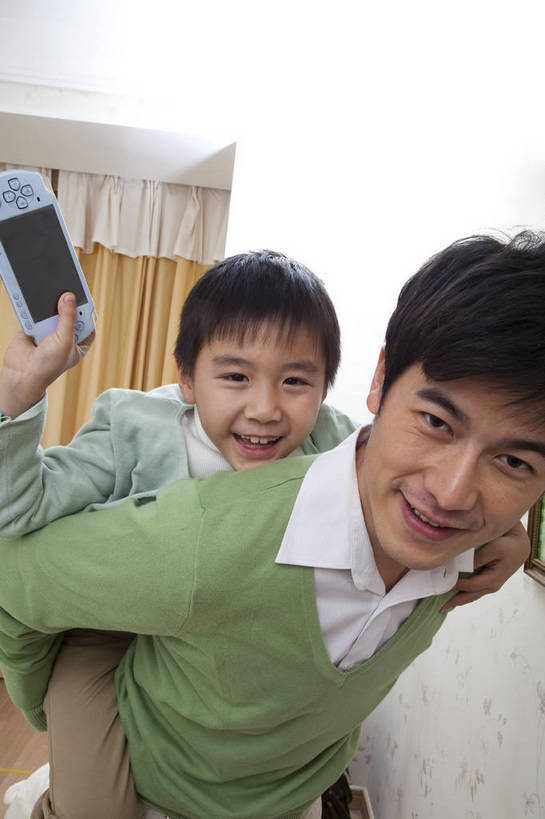 东方人,儿童,中年人,五官,脸,头发,两个人,家庭,父亲,儿子,站,笑,竖图,彩色,室内,正面,纯洁,儿童房,卧室,北京,中国,亚洲,图片,休闲装,小孩,黑色,背着,站着,休闲,健康,舒服,温暖,温馨,一家人,家居,可爱,童年,童趣,摄影,游戏机,生活方式,照顾,和睦,毛发,气氛,居室,无忧无虑,天真,男孩,男人,男性,中国人,孩子,年轻人,玩耍,站立,半身,爱,愉快,融洽,男生,bj174