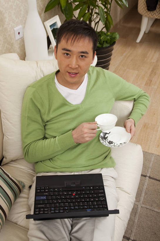 东方人,中年人,头发,一个人,家庭,客厅,竖图,彩色,室内,正面,电脑,沙发,北京,中国,亚洲,图片,休闲装,喝茶,黑色,笔记本,站着,享受,休闲,健康,舒服,温暖,温馨,一家人,家居,摄影,生活方式,和睦,毛发,气氛,居室,上网,男人,中国人,年轻人,半身,愉快,融洽,bj174