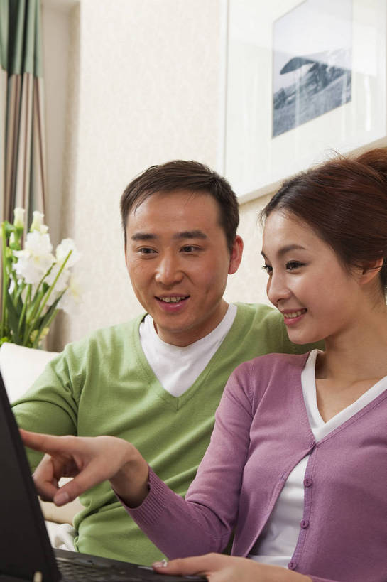 东方人,中年人,五官,脸,头发,两个人,家庭,夫妻,客厅,微笑,竖图,彩色,室内,正面,电脑,北京,中国,亚洲,图片,休闲装,黑色,笔记本,享受,休闲,健康,舒服,温暖,温馨,一家人,家居,亲密,摄影,生活方式,和睦,毛发,气氛,居室,上网,男人,女人,中国人,年轻人,情侣,谈论,坐着,半身,爱,愉快,融洽,bj174