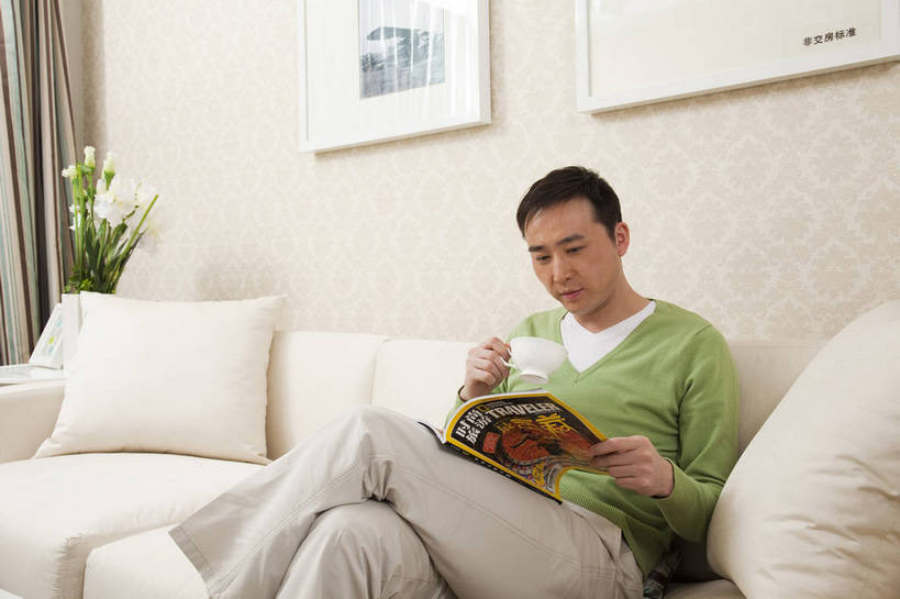 东方人,中年人,五官,脸,头发,一个人,家庭,客厅,微笑,横图,彩色,室内,正面,沙发,北京,中国,亚洲,图片,休闲装,黑色,享受,休闲,健康,舒服,温暖,温馨,一家人,家居,摄影,生活方式,和睦,毛发,电玩,气氛,居室,玩游戏,男人,中国人,年轻人,坐着,半身,愉快,融洽,bj174