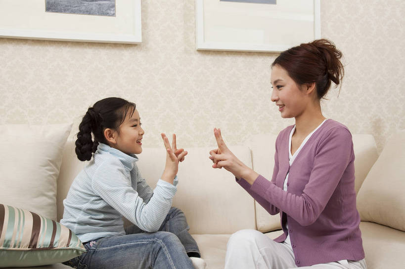 东方人,儿童,中年人,五官,脸,头发,两个人,家庭,母亲,女儿,客厅,站,微笑,横图,彩色,室内,侧面,游戏,纯洁,沙发,北京,中国,亚洲,图片,书桌,小孩,小女孩,黑色,站着,休闲,健康,舒服,温暖,温馨,母女,一家人,辫子,休闲服,家居,可爱,童年,童趣,摄影,生活方式,照顾,和睦,毛发,气氛,划拳,居室,无忧无虑,天真,男孩,男人,男性,女人,中国人,孩子,年轻人,玩耍,站立,坐着,半身,爱,愉快,融洽,男生,bj174