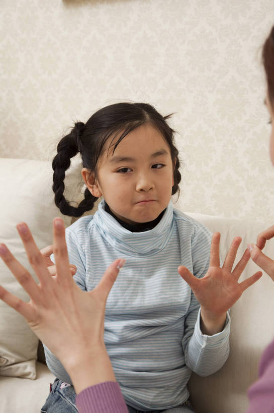 东方人,儿童,中年人,五官,脸,头发,两个人,家庭,母亲,女儿,客厅,站,微笑,竖图,彩色,室内,正面,游戏,纯洁,沙发,北京,中国,亚洲,图片,书桌,小孩,小女孩,黑色,站着,休闲,健康,舒服,温暖,温馨,母女,一家人,辫子,休闲服,家居,可爱,童年,童趣,摄影,生活方式,照顾,和睦,毛发,气氛,划拳,居室,无忧无虑,天真,男孩,男人,男性,女人,中国人,孩子,年轻人,玩耍,站立,坐着,半身,爱,愉快,融洽,男生,bj174