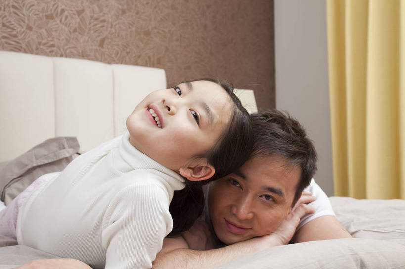 东方人,儿童,中年人,五官,脸,头发,两个人,家庭,父亲,女儿,站,笑,横图,彩色,室内,正面,纯洁,儿童房,卧室,北京,中国,亚洲,图片,休闲装,小孩,小女孩,黑色,趴着,站着,休息,休闲,健康,舒服,温暖,温馨,一家人,家居,可爱,童年,童趣,摄影,生活方式,照顾,和睦,毛发,气氛,居室,无忧无虑,天真,男孩,男人,男性,中国人,孩子,年轻人,站立,半身,爱,愉快,融洽,男生,bj174