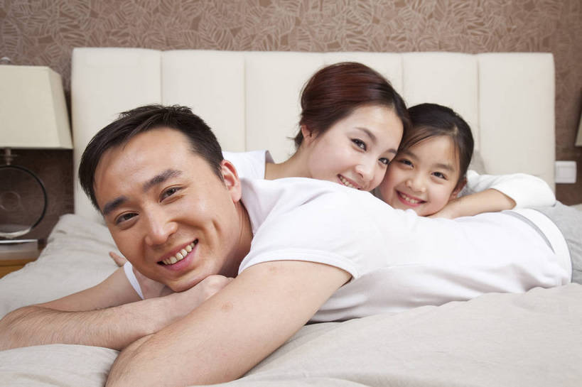 东方人,儿童,中年人,五官,脸,头发,三个人,家庭,母亲,父亲,女儿,站,笑,横图,彩色,室内,正面,纯洁,儿童房,卧室,北京,中国,亚洲,图片,休闲装,小孩,小女孩,黑色,趴着,站着,休息,休闲,健康,舒服,温暖,温馨,父女,母女,三口之家,一家人,家居,可爱,童年,童趣,摄影,生活方式,照顾,和睦,毛发,气氛,居室,无忧无虑,天真,男孩,男人,男性,女人,中国人,孩子,年轻人,站立,半身,爱,愉快,融洽,男生,bj174