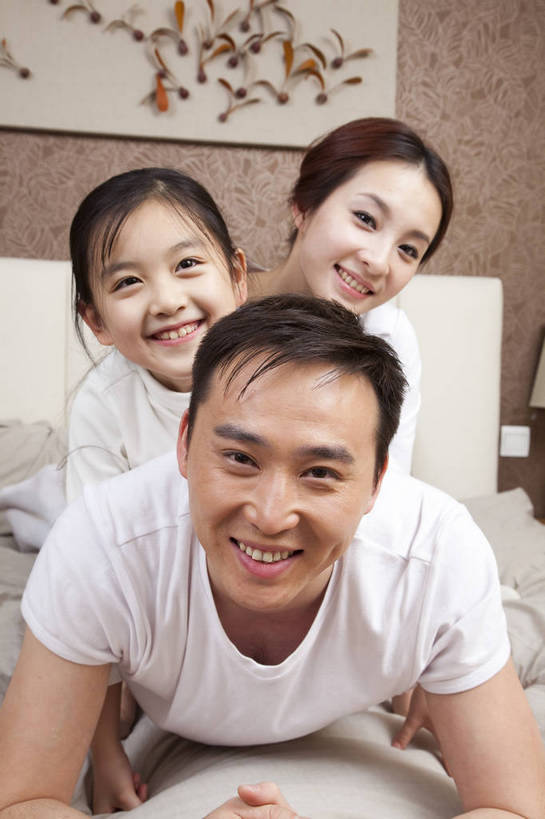 东方人,儿童,中年人,五官,脸,头发,三个人,家庭,母亲,父亲,女儿,站,笑,竖图,彩色,室内,正面,纯洁,儿童房,卧室,北京,中国,亚洲,图片,休闲装,小孩,小女孩,黑色,趴着,站着,休息,休闲,健康,舒服,温暖,温馨,父女,母女,三口之家,一家人,家居,可爱,童年,童趣,摄影,生活方式,照顾,和睦,毛发,气氛,居室,无忧无虑,天真,男孩,男人,男性,女人,中国人,孩子,年轻人,站立,半身,爱,愉快,融洽,男生,bj174