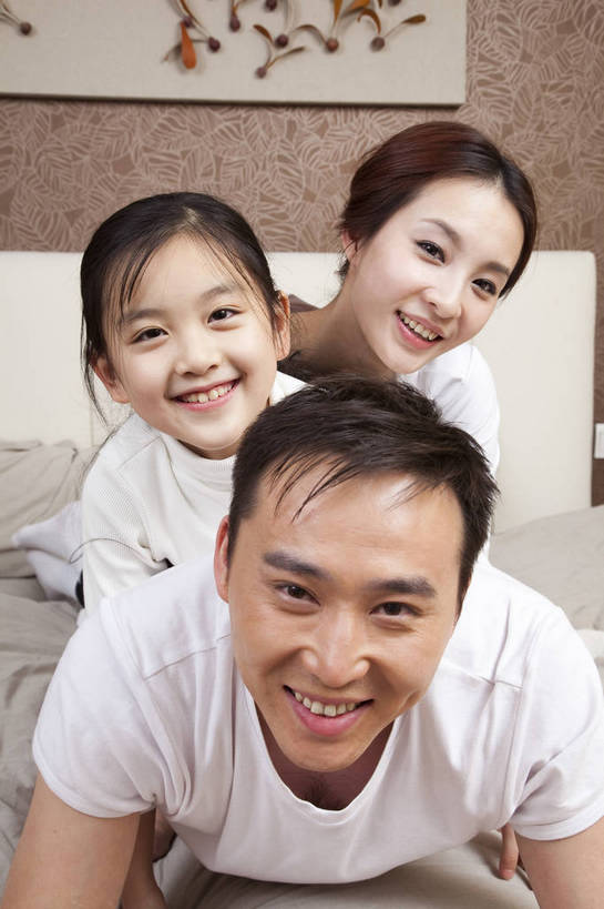 东方人,儿童,中年人,五官,脸,头发,三个人,家庭,母亲,父亲,女儿,站,笑,竖图,彩色,室内,正面,纯洁,儿童房,卧室,北京,中国,亚洲,图片,休闲装,小孩,小女孩,黑色,趴着,站着,休息,休闲,健康,舒服,温暖,温馨,父女,母女,三口之家,一家人,家居,可爱,童年,童趣,摄影,生活方式,照顾,和睦,毛发,气氛,居室,无忧无虑,天真,男孩,男人,男性,女人,中国人,孩子,年轻人,站立,半身,爱,愉快,融洽,男生,bj174