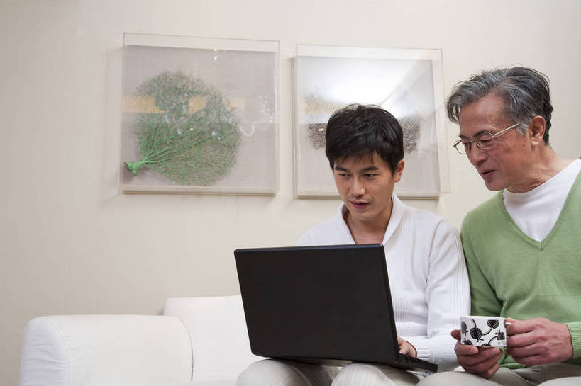 东方人,中年人,老年人,五官,脸,头发,两个人,家庭,客厅,笑,横图,彩色,室内,正面,电脑,北京,中国,亚洲,图片,休闲装,喝茶,老人,黑色,笔记本,享受,休闲,健康,舒服,温暖,温馨,父子,一家人,家居,摄影,生活方式,照顾,和睦,毛发,气氛,居室,团圆,上网,老年男性,男人,男性,中国人,年轻人,坐着,半身,爱,愉快,融洽,bj174