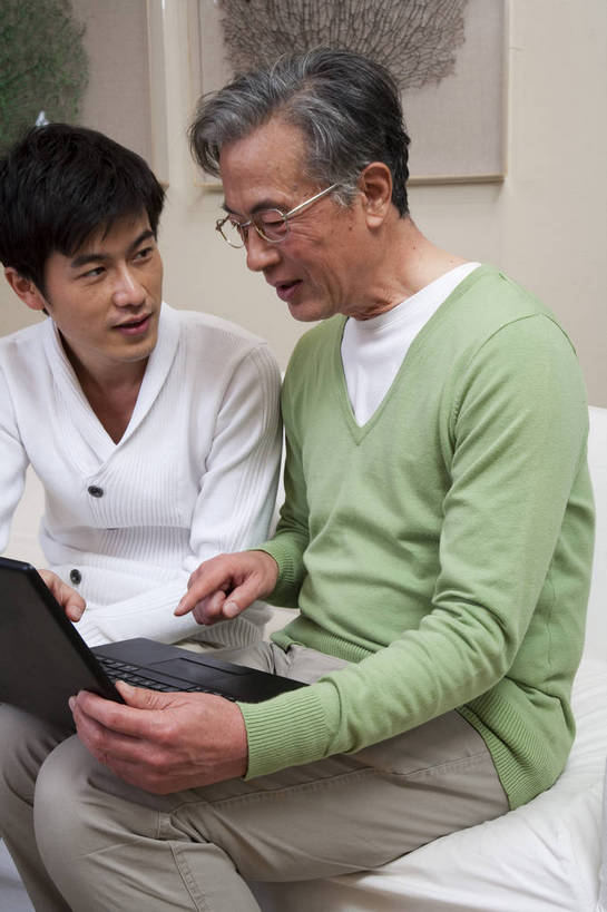 东方人,中年人,老年人,五官,脸,头发,两个人,家庭,客厅,笑,竖图,彩色,室内,侧面,电脑,北京,中国,亚洲,图片,休闲装,喝茶,老人,黑色,笔记本,享受,休闲,健康,舒服,温暖,温馨,父子,一家人,家居,摄影,生活方式,照顾,和睦,毛发,气氛,居室,团圆,上网,老年男性,男人,男性,中国人,年轻人,坐着,半身,爱,愉快,融洽,bj174