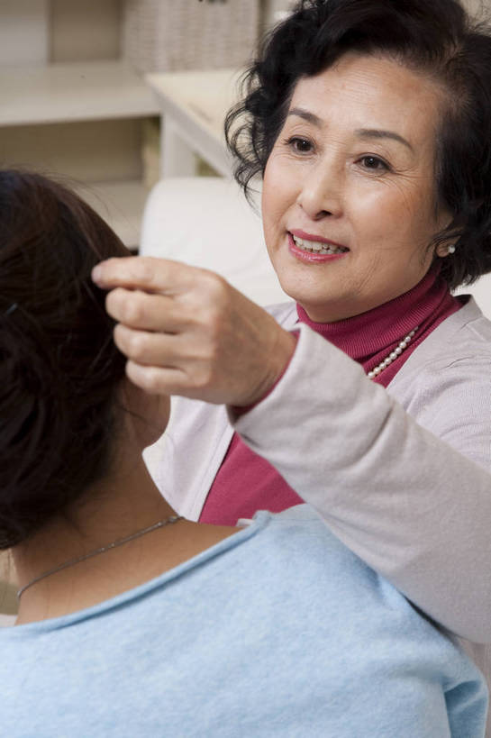 东方人,老年人,五官,脸,头发,两个人,家庭,母亲,女儿,客厅,笑,竖图,彩色,室内,侧面,北京,中国,亚洲,图片,休闲装,黑色,享受,休闲,健康,舒服,温暖,温馨,母子,一家人,家居,美女,摄影,生活方式,照顾,和睦,毛发,亲近,气氛,居室,团圆,老年女性,女人,女性,中国人,年轻人,坐着,半身,爱,愉快,融洽,bj174