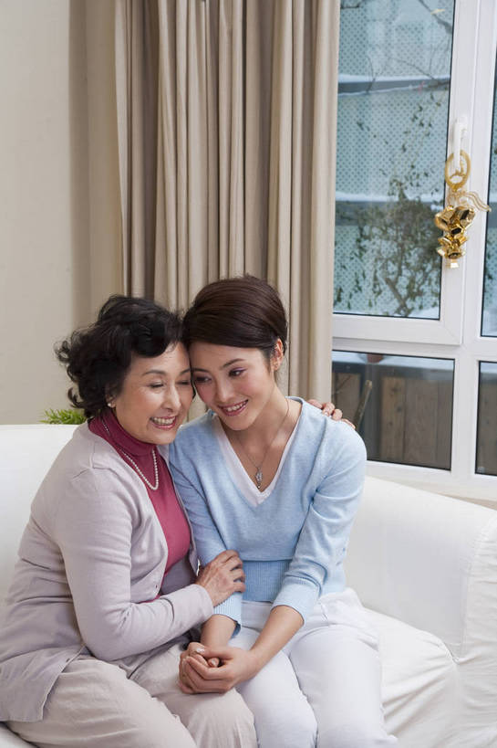 东方人,老年人,五官,脸,头发,两个人,家庭,母亲,女儿,客厅,笑,竖图,彩色,室内,侧面,北京,中国,亚洲,图片,休闲装,黑色,享受,休闲,健康,舒服,温暖,温馨,母子,一家人,家居,美女,摄影,生活方式,照顾,和睦,毛发,亲近,气氛,居室,团圆,老年女性,女人,女性,中国人,年轻人,坐着,半身,爱,愉快,融洽,bj174