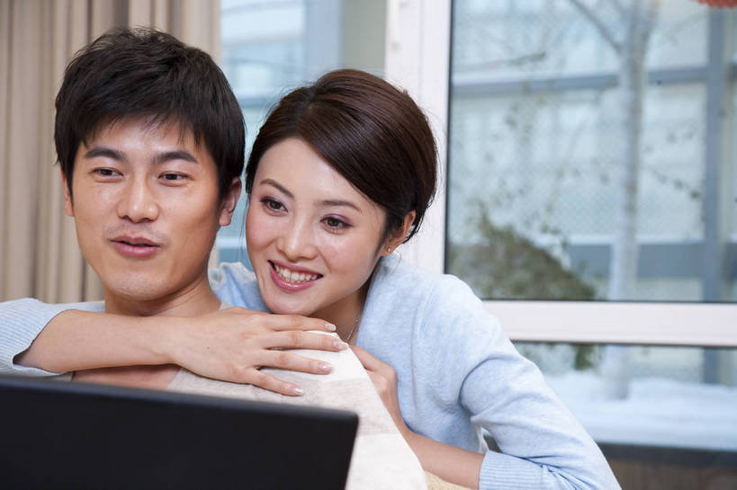 东方人,中年人,五官,脸,头发,两个人,家庭,夫妻,丈夫,妻子,笑,横图,彩色,室内,正面,电脑,书房,北京,中国,亚洲,图片,休闲装,黑色,笔记本,享受,休闲,健康,舒服,温暖,温馨,一家人,家居,美女,摄影,生活方式,照顾,和睦,毛发,亲近,气氛,居室,团圆,上网,男人,女人,中国人,年轻人,坐着,半身,爱,愉快,融洽,bj174