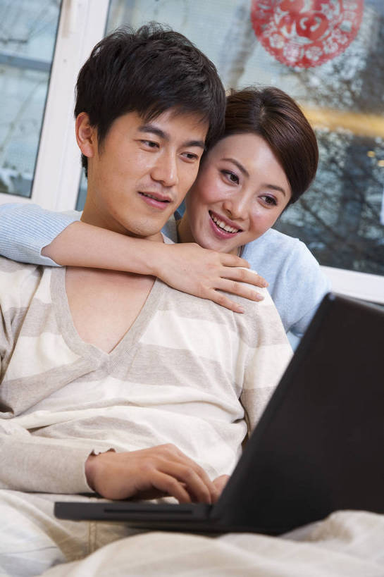 东方人,中年人,五官,脸,头发,两个人,家庭,夫妻,丈夫,妻子,笑,竖图,彩色,室内,正面,电脑,书房,北京,中国,亚洲,图片,休闲装,黑色,笔记本,享受,休闲,健康,舒服,温暖,温馨,一家人,家居,美女,摄影,生活方式,照顾,和睦,毛发,亲近,气氛,居室,团圆,上网,男人,女人,中国人,年轻人,坐着,半身,爱,愉快,融洽,bj174