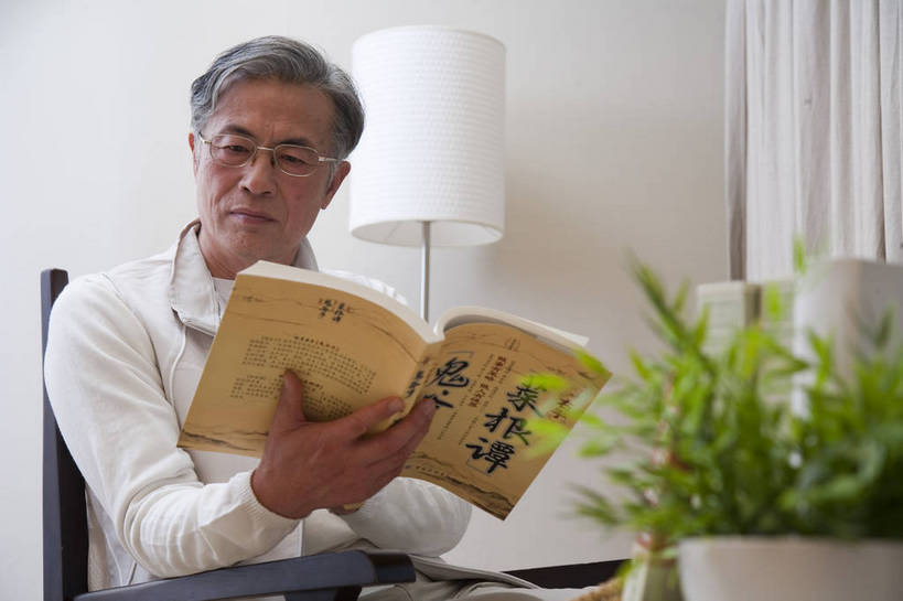 东方人,老年人,五官,脸,头发,家庭,笑,横图,彩色,室内,正面,阅读,书房,北京,中国,亚洲,图片,眼镜,盆景,休闲装,黑色,绿色植物,享受,休闲,健康,舒服,温暖,温馨,一家人,家居,摄影,生活方式,照顾,和睦,毛发,气氛,居室,团圆,老年男性,男人,男性,中国人,坐着,半身,爱,愉快,融洽,bj174