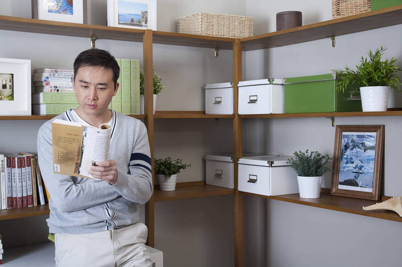 东方人,中年人,五官,脸,头发,一个人,家庭,笑,横图,彩色,室内,正面,阅读,书房,北京,中国,亚洲,学习,图片,休闲装,黑色,站着,享受,休闲,健康,舒服,思考,温暖,温馨,一家人,家居,摄影,生活方式,照顾,和睦,毛发,气氛,居室,团圆,男人,中国人,年轻人,半身,爱,愉快,融洽,bj174