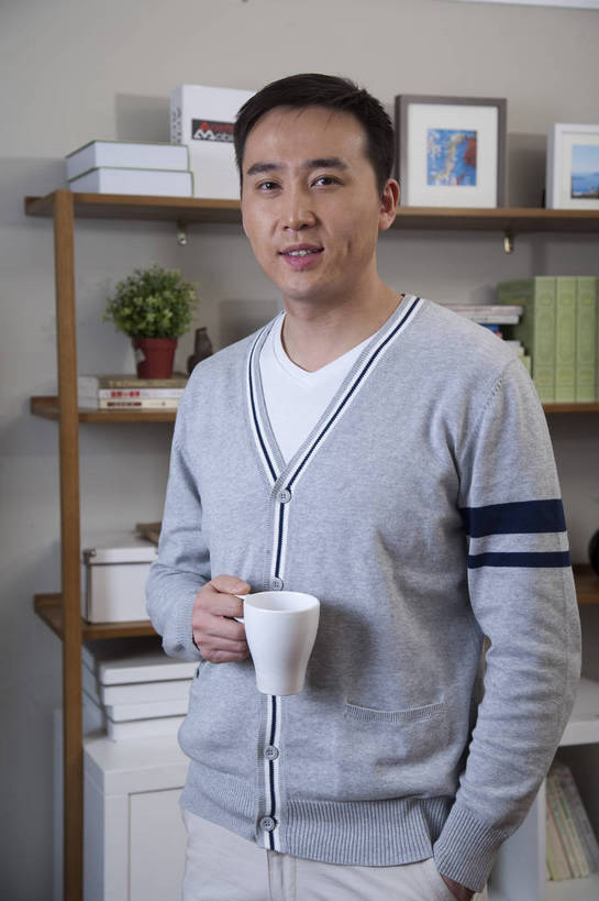 东方人,中年人,五官,脸,头发,一个人,家庭,笑,竖图,彩色,室内,正面,书房,北京,中国,亚洲,图片,休闲装,喝茶,黑色,站着,享受,休息,休闲,健康,舒服,温暖,温馨,一家人,家居,摄影,生活方式,照顾,和睦,毛发,气氛,居室,团圆,男人,中国人,年轻人,半身,爱,愉快,融洽,bj174