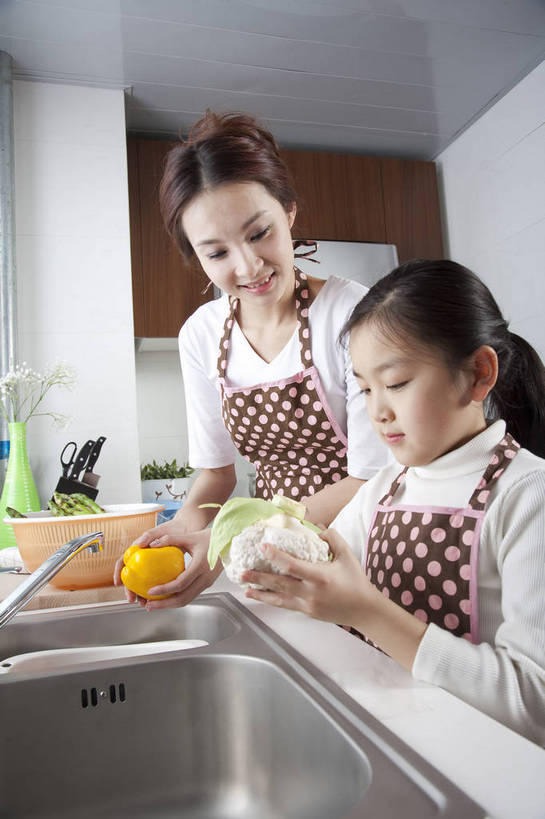 东方人,儿童,中年人,五官,脸,头发,两个人,家庭,母亲,女儿,站,笑,竖图,彩色,室内,侧面,家务,纯洁,合作,厨房,厨具,北京,中国,亚洲,劳动,图片,围裙,洗菜,休闲装,小孩,黑色,橱柜,站着,享受,休闲,健康,舒服,温暖,温馨,母女,一家人,家居,可爱,美女,童年,童趣,摄影,生活方式,照顾,和睦,毛发,气氛,居室,团圆,无忧无虑,天真,男孩,男人,男性,女孩,女人,中国人,孩子,年轻人,站立,做饭,半身,爱,愉快,融洽,男生,bj174