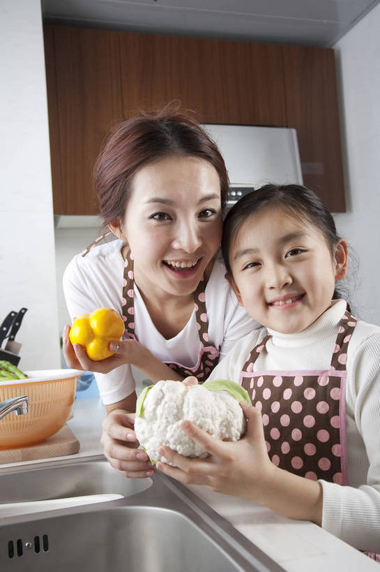 东方人,儿童,中年人,五官,脸,头发,两个人,家庭,母亲,女儿,站,笑,竖图,彩色,室内,正面,家务,纯洁,合作,厨房,厨具,北京,中国,亚洲,劳动,图片,围裙,洗菜,休闲装,小孩,黑色,橱柜,站着,享受,休闲,健康,舒服,温暖,温馨,母女,一家人,家居,可爱,美女,童年,童趣,摄影,生活方式,照顾,和睦,毛发,气氛,居室,团圆,无忧无虑,天真,男孩,男人,男性,女孩,女人,中国人,孩子,年轻人,站立,做饭,半身,爱,愉快,融洽,男生,bj174