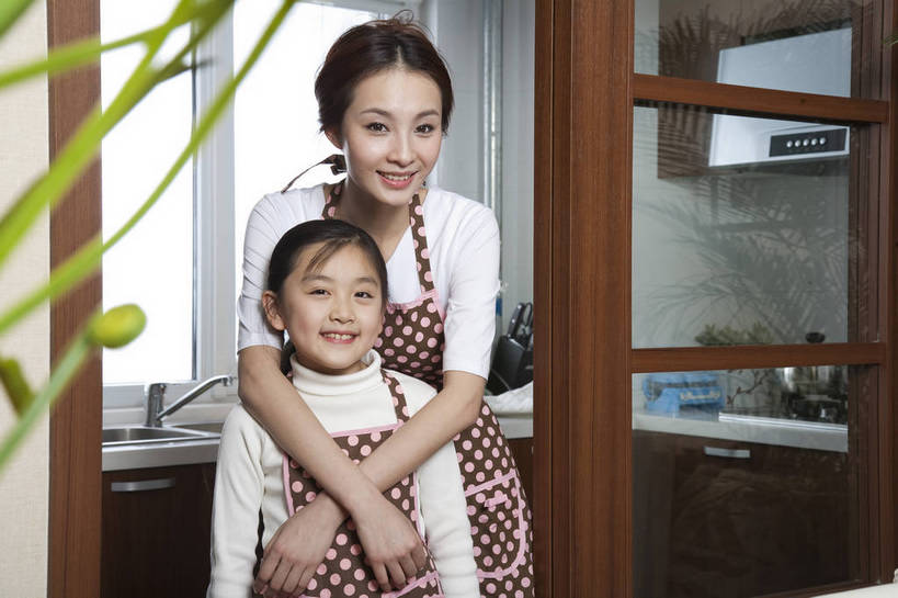 东方人,儿童,中年人,五官,脸,头发,两个人,家庭,母亲,女儿,站,笑,横图,彩色,室内,正面,家务,纯洁,合作,厨房,厨具,北京,中国,亚洲,劳动,图片,围裙,休闲装,小孩,黑色,橱柜,站着,享受,休闲,健康,舒服,温暖,温馨,母女,一家人,家居,可爱,美女,童年,童趣,摄影,生活方式,照顾,和睦,毛发,气氛,居室,团圆,无忧无虑,天真,男孩,男人,男性,女孩,女人,中国人,孩子,年轻人,站立,做饭,半身,爱,愉快,融洽,男生,bj174