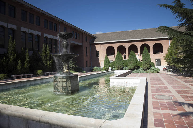 无人,学校,教学楼,横图,室外,白天,旅游,度假,名胜古迹,标志建筑,地标,建筑,喷泉,北京,中国,遗迹,水池,古迹,文物,娱乐,建设,古建筑,树木,享受,休闲,旅游胜地,放松,风光,中国文化,古文明,东亚,旅行,传统文化,清华大学,bj174