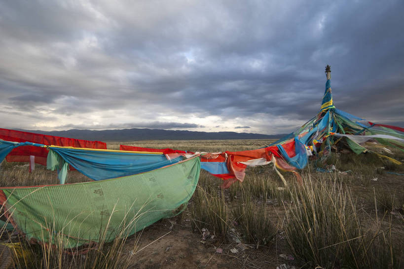 无人,横图,室外,白天,旅游,度假,名胜古迹,标志建筑,地标,建筑,旗帜,青海湖,中国,亚洲,遗迹,田野,云,塔,古迹,文物,娱乐,建设,古建筑,蓝天,平原,享受,休闲,旅游胜地,放松,中国文化,古文明,东亚,青海,青海省,中华人民共和国,西北地区,青,咸水湖,旅行,传统文化,二郎剑风景区,bj174