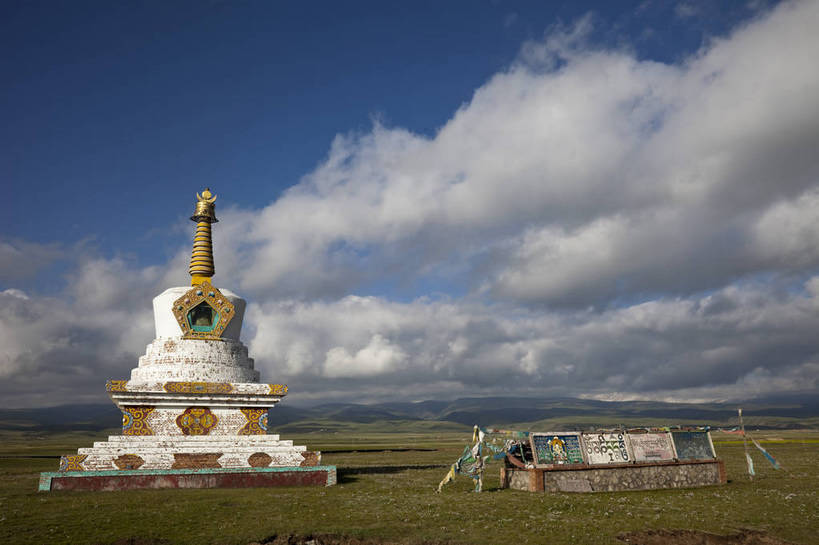 无人,横图,室外,白天,旅游,度假,名胜古迹,标志建筑,地标,建筑,旗帜,青海湖,中国,亚洲,遗迹,田野,云,塔,古迹,文物,娱乐,建设,古建筑,蓝天,平原,享受,休闲,旅游胜地,放松,中国文化,古文明,东亚,青海,青海省,中华人民共和国,西北地区,青,咸水湖,旅行,传统文化,二郎剑风景区,bj174