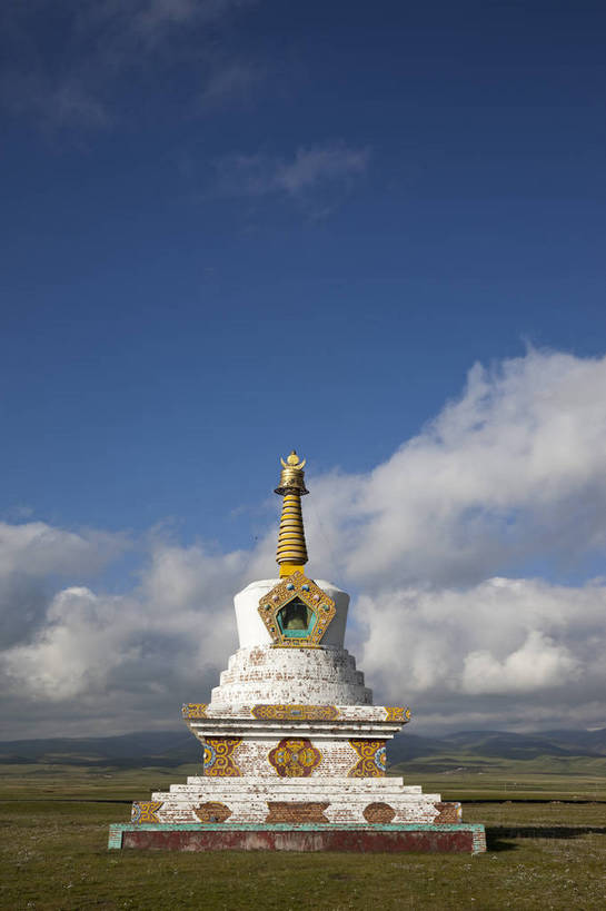 无人,竖图,室外,白天,旅游,度假,名胜古迹,标志建筑,地标,建筑,旗帜,青海湖,中国,亚洲,遗迹,田野,云,塔,古迹,文物,娱乐,建设,古建筑,蓝天,平原,享受,休闲,旅游胜地,放松,中国文化,古文明,东亚,青海,青海省,中华人民共和国,西北地区,青,咸水湖,旅行,传统文化,二郎剑风景区,bj174