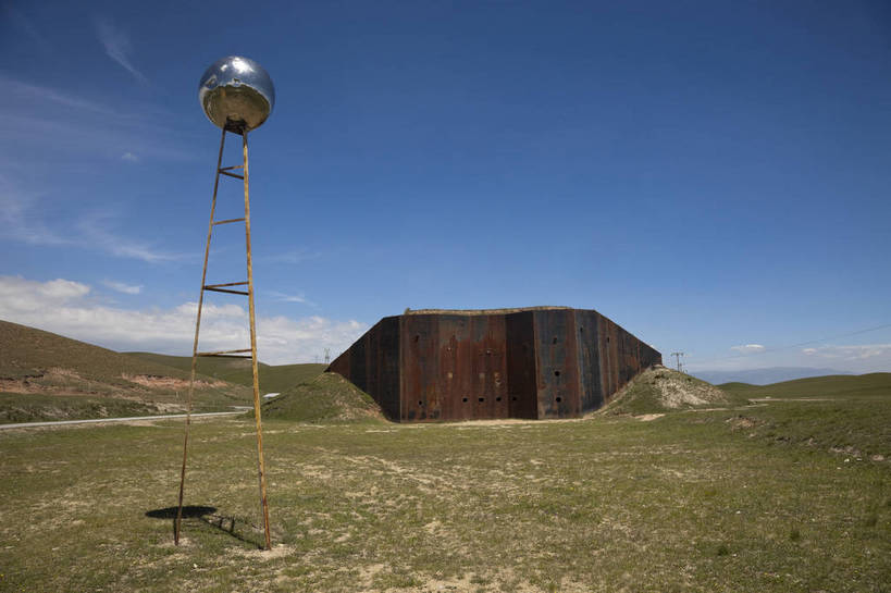 无人,横图,室外,白天,旅游,度假,草地,名胜古迹,田园,标志建筑,地标,建筑,遗迹,田野,云,灯塔,古迹,文物,娱乐,建设,古建筑,蓝天,自然,平原,享受,休闲,旅游胜地,放松,风光,古文明,青海,原子城,旅行,bj174