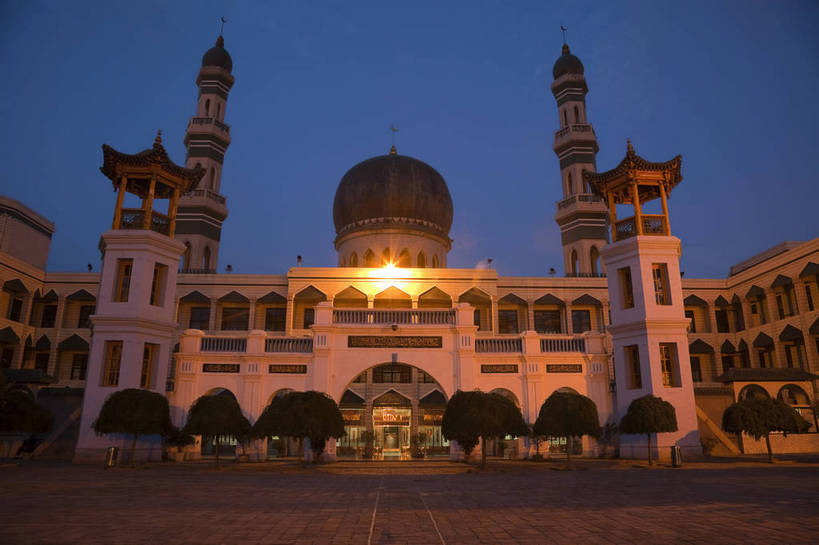 无人,寺庙,横图,室外,旅游,度假,名胜古迹,标志建筑,地标,建筑,夜景,遗迹,古迹,文物,娱乐,建设,古建筑,历史建筑,享受,休闲,旅游胜地,放松,宗教,中国文化,古文明,青海,西宁,东关清真大寺,灯火辉煌,旅行,传统文化,bj174